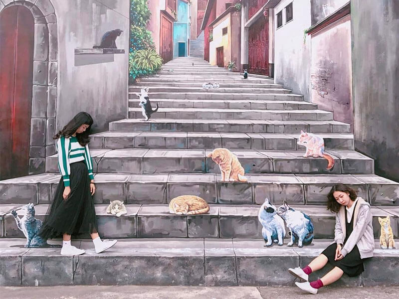 走進充滿逼真彩繪貓咪的巷子，來趟讓你處處驚豔的彩繪村之旅吧